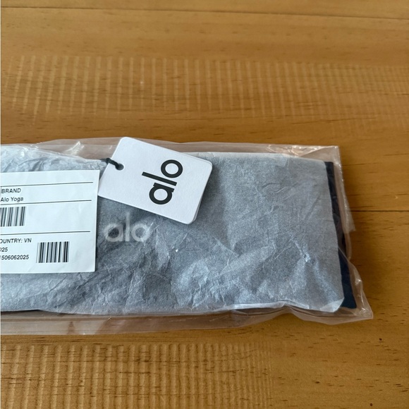 Alo Yoga Airlift Headband Navy Brand New In Bag One Size - Picture 3 of 4